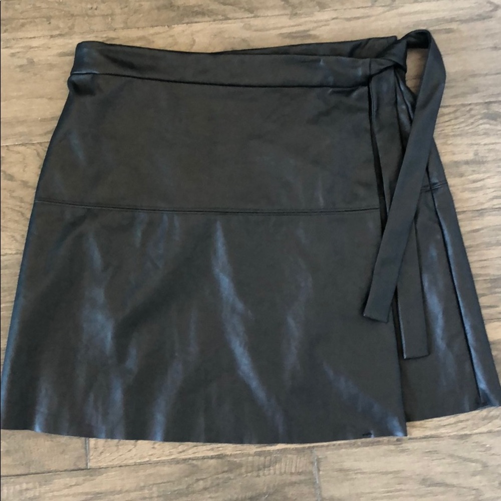 Aritzia/Wilfred faux leather skirt